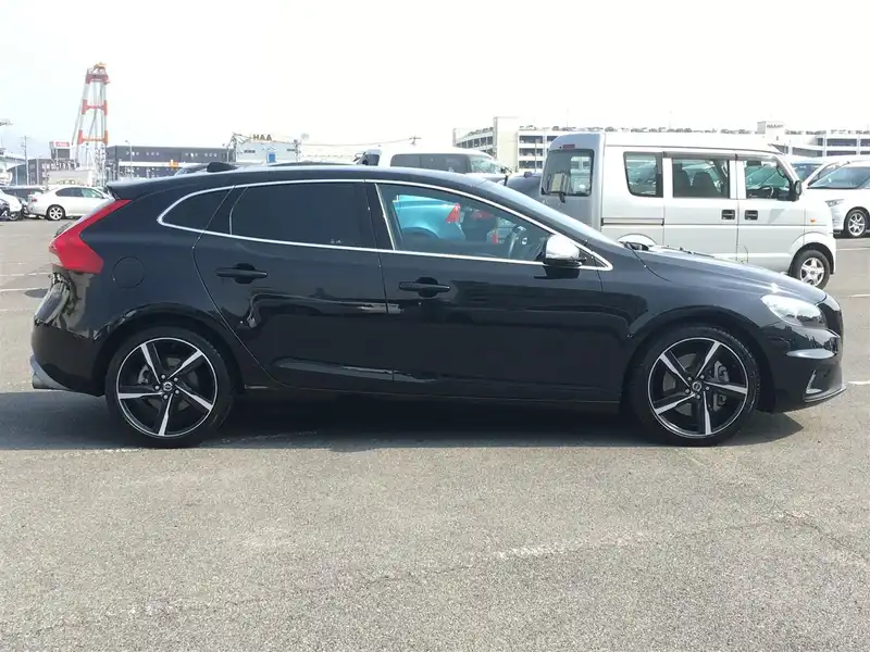 カタログ画像：Ｖ４０（V40） Ｔ５ Ｒデザイン 2013年2月 DBA-MB5204T 2000cc ブラックサファイヤメタリック 燃費13.2km / l 外装