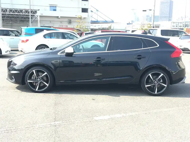 カタログ画像：Ｖ４０（V40） Ｔ５ Ｒデザイン 2013年6月 DBA-MB5204T 2000cc ブラックサファイヤメタリック 燃費13.2km / l 外装