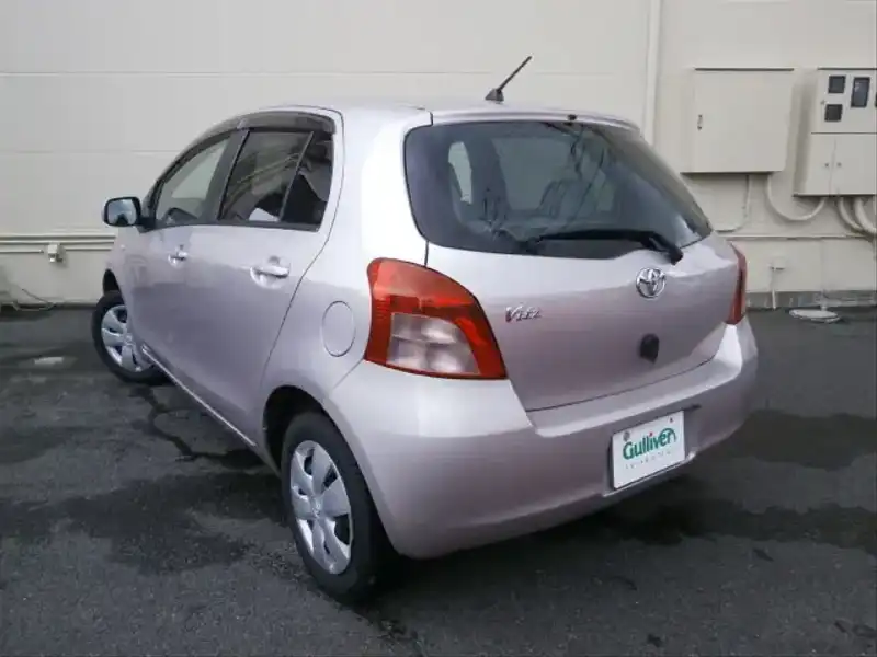 カタログ画像：ヴィッツ（VITZ） Ｆ クリームコレクション 2005年8月 CBA-NCP95 1300cc ローズメタリックオパール 燃費16.0km / l  バック