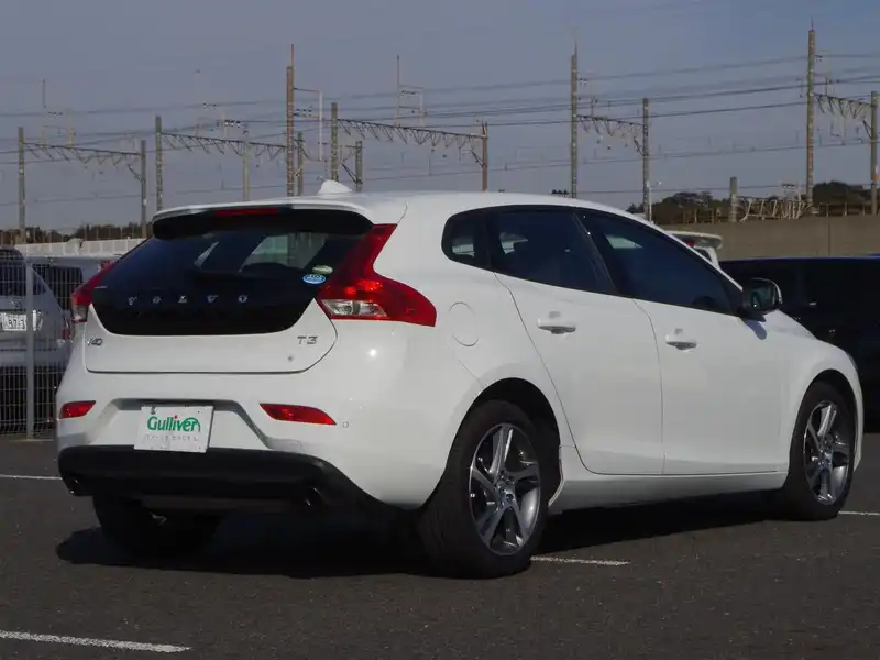 カタログ画像：Ｖ４０（V40） Ｔ３ モメンタム 2019年10月 DBA-MB4154T 1500cc アイスホワイト 燃費16.5km / l バック