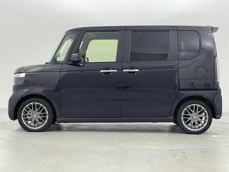 カタログ画像：Ｎ－ＢＯＸカスタム（N-BOX CUSTOM） ベースグレード 2023年10月 6BA-JF5 660cc クリスタルブラック・パール 燃費21.5km / l 外装