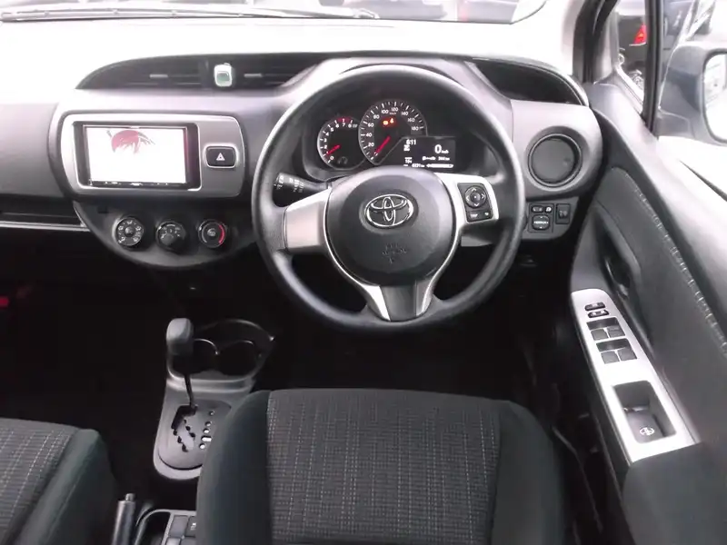 カタログ画像：ヴィッツ（VITZ） Ｆ スマートストップパッケージ 2015年6月 DBA-KSP130 1000cc ホワイトパールクリスタルシャイン 燃費24.0km / l 内装