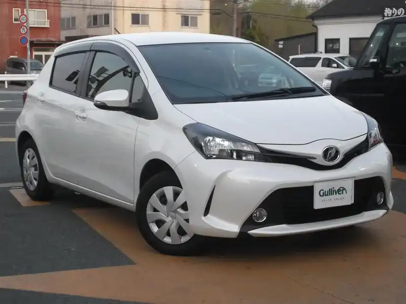 カタログ画像：ヴィッツ（VITZ） Ｆ スマートストップパッケージ 2014年4月 DBA-KSP130 1000cc ホワイトパールクリスタルシャイン 燃費24.0km / l メイン