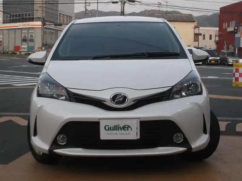 カタログ画像：ヴィッツ（VITZ） Ｆ スマートストップパッケージ 2014年4月 DBA-KSP130 1000cc ホワイトパールクリスタルシャイン 燃費24.0km / l フロント