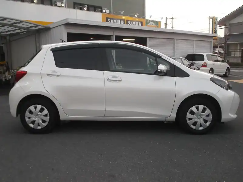 カタログ画像：ヴィッツ（VITZ） Ｆ スマートストップパッケージ 2014年4月 DBA-KSP130 1000cc ホワイトパールクリスタルシャイン 燃費24.0km / l 外装