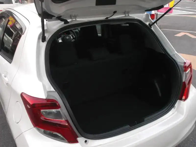 カタログ画像：ヴィッツ（VITZ） Ｆ スマートストップパッケージ 2014年4月 DBA-KSP130 1000cc ホワイトパールクリスタルシャイン 燃費24.0km / l 内装