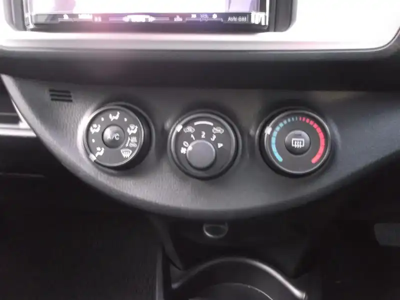 カタログ画像：ヴィッツ（VITZ） Ｆ スマートストップパッケージ 2014年4月 DBA-KSP130 1000cc ホワイトパールクリスタルシャイン 燃費24.0km / l 内装