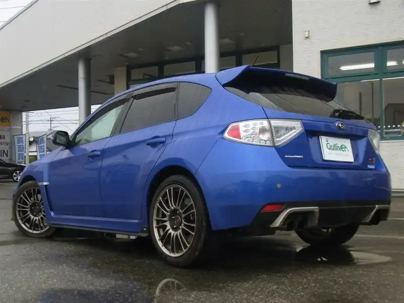 カタログ画像：インプレッサ（IMPREZA） ＷＲＸ ＳＴＩ スペックＣ １８インチタイヤ仕様車 2014年4月 CBA-GRB 2000cc ＷＲブルー・マイカ 燃費9.4km / l バック