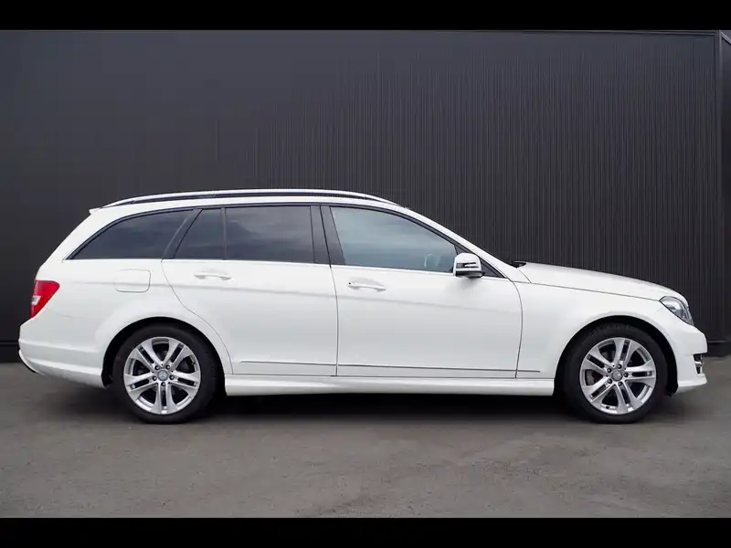 カタログ画像：Ｃクラスステーションワゴン（C-CLASS STATIONWAGON） Ｃ１８０ ブルーエフィシェンシー ステーションワゴン アバンギャルド ６０ｔｈアニバーサリーリミテッド 2012年12月 DBA-204249 1800cc ポーラーホワイト 燃費13.2km / l 外装