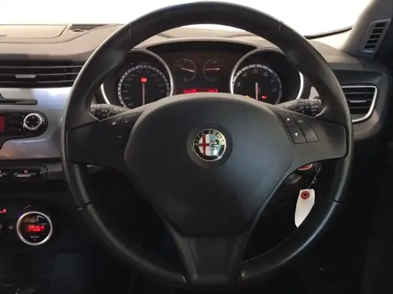 カタログ画像：ジュリエッタ（GIULIETTA） クラシカ 2014年4月 ABA-940141 1400cc アイスホワイト 燃費15.6km / l 内装