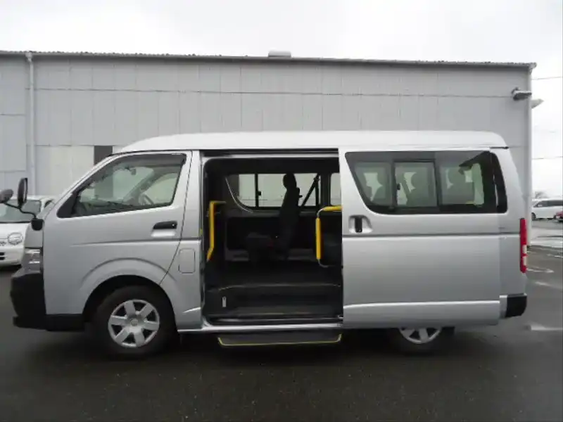 10068807 | カタログ画像：ハイエースワゴン（HIACE WAGON） ＤＸ 2011年2月 CBA-TRH214W 2700cc シルバーマイカメタリック 外装