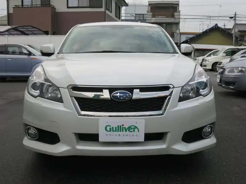 カタログ画像：レガシィツーリングワゴン（LEGACY TOURING WAGON） ２．５ｉアイサイト Ｓパッケージ 2013年5月 DBA-BRM 2500cc サテンホワイト・パール 燃費12.4km / l フロント