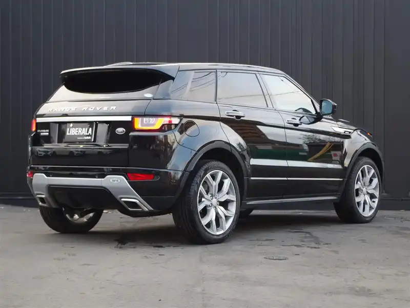 カタログ画像：レンジローバーイヴォーク（RANGE ROVER EVOQUE） オートバイオグラフィ 2015年9月 CBA-LV2A 2000cc サントリーニ・ブラック 燃費10.6km / l バック