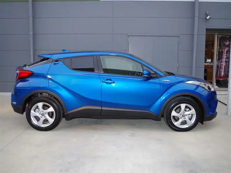 カタログ画像：Ｃ－ＨＲ（C-HR） Ｓ 2016年12月 DAA-ZYX10 1800cc ブルーメタリック 燃費30.2km / l 外装