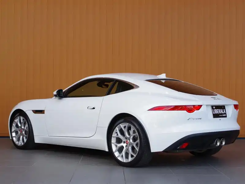 カタログ画像：Ｆタイプ（F-TYPE） クーペ 2016年1月 CBA-J608A 3000cc ポラリスホワイト 燃費9.8km / l バック