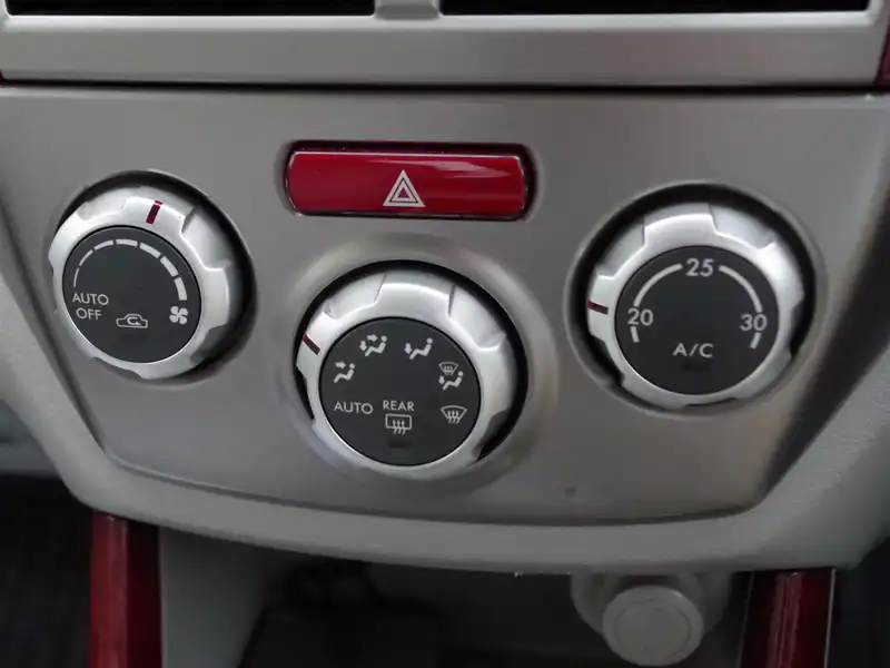 カタログ画像：フォレスター（FORESTER） ２．０ＸＳ プラチナセレクション 2009年1月 DBA-SH5 2000cc オブシディアンブラック・パール 燃費13.8km / l  内装