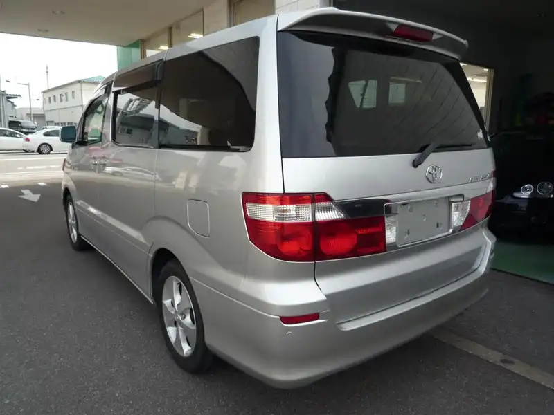 カタログ画像：アルファードＧ（ALPHARD G） ＡＸ トレゾア・アルカンターラバージョン 2004年6月 CBA-ANH10W 2400cc シルバーメタリック 燃費9.7km / l  バック