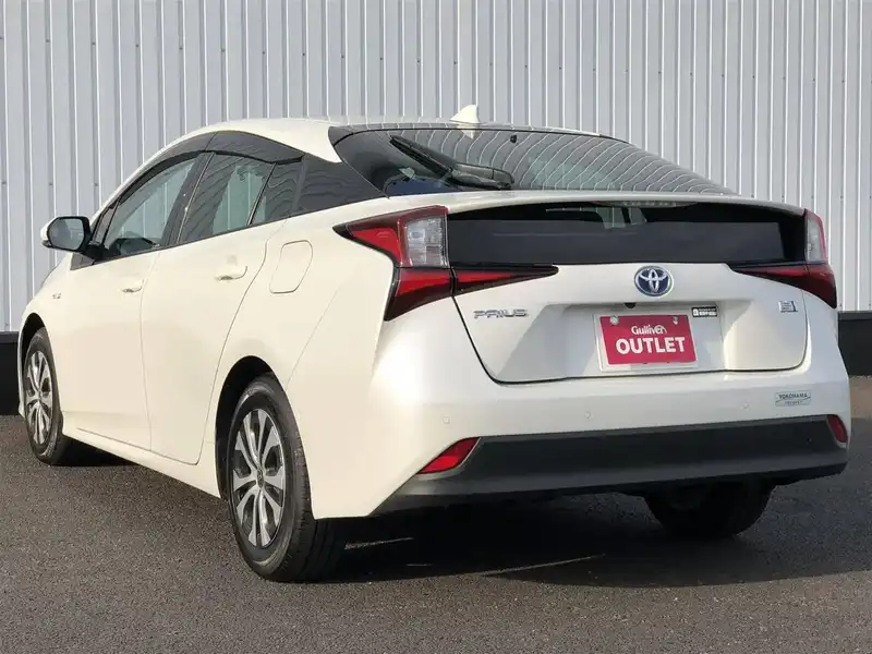 カタログ画像：プリウス（PRIUS） Ａ 2019年10月 DAA-ZVW55 1800cc スーパーホワイトⅡ 燃費34.0km / l バック