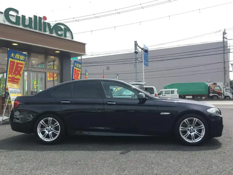 カタログ画像：５シリーズ（5 SERIES） ５２８ｉ Ｍスポーツパッケージ 2010年3月 DBA-FR30 3000cc ソフィスト・グレー・ブリリアント・エフェクト・メタリックorインペリアル・ブルー・ブリリアント・エフェクト・メタリック 燃費10.4km / l 外装