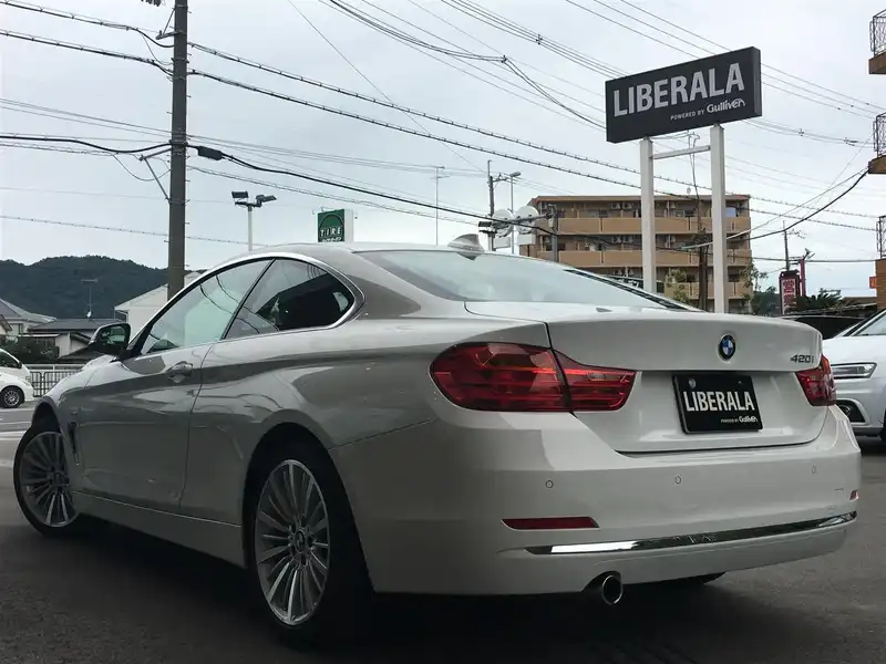 カタログ画像：４シリーズ（4 SERIES） ４２０ｉクーペ ラグジュアリー 2014年1月 DBA-3N20 2000cc 燃費16.4km / l バック