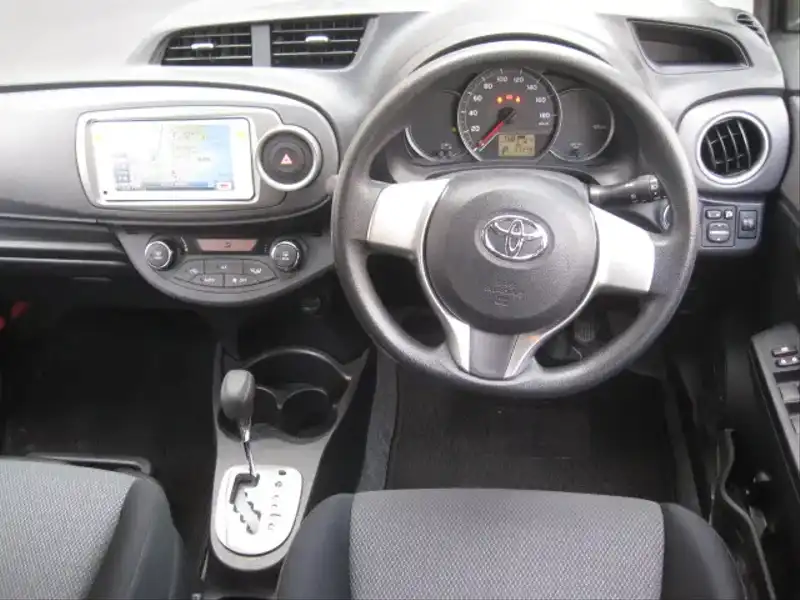 カタログ画像：ヴィッツ（VITZ） Ｆ スマイルエディション 2012年5月 DBA-KSP130 1000cc ブラックマイカ 燃費20.8km / l 内装