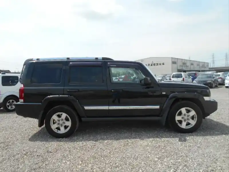 カタログ画像：ジープ・コマンダー（JEEP COMMANDER） リミテッド５．７ ＨＥＭＩ 2007年8月 ABA-XH57 5700cc ブリリアントブラッククリスタルパールコート 燃費5.3km / l  外装