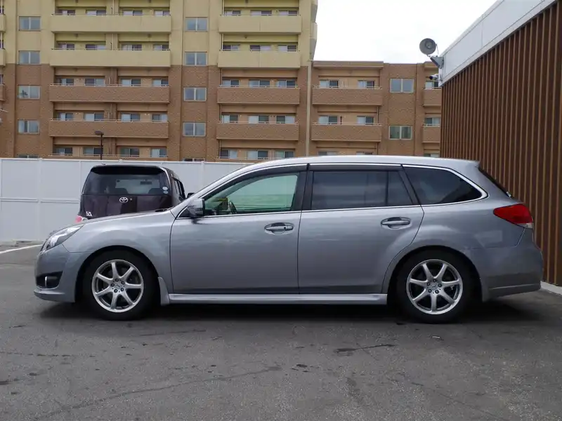 カタログ画像：レガシィツーリングワゴン（LEGACY TOURING WAGON） ２．５ｉ Ｓパッケージ 2010年5月 DBA-BR9 2500cc スティールシルバー・メタリック 燃費12.4km / l  外装