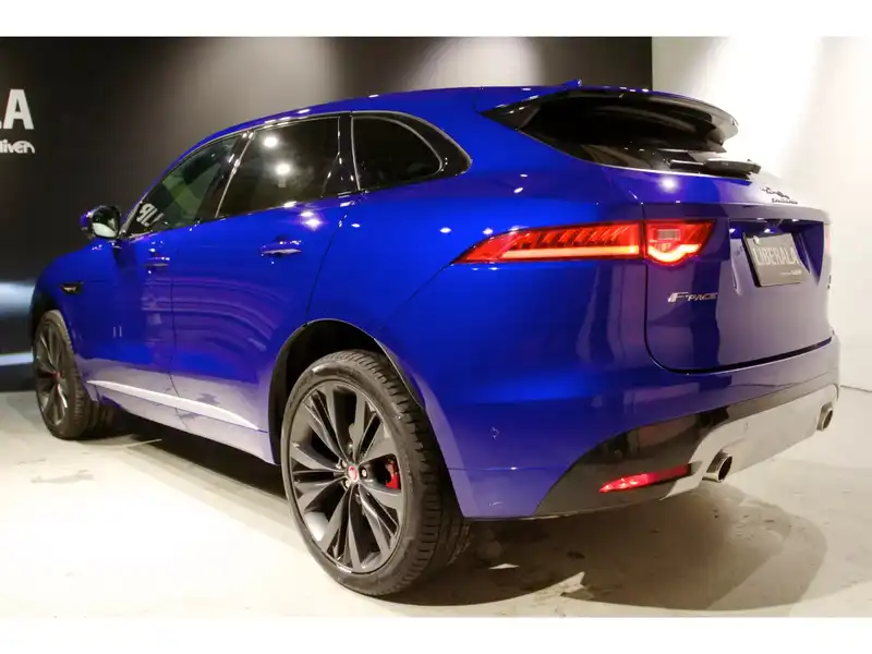 カタログ画像：Ｆペイス（F-PACE） ファーストエディション 2015年11月 CBA-DC3VA 3000cc シージアムブルー（メタリック） 燃費10.1km / l バック