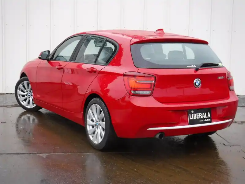 カタログ画像：１シリーズ（1 SERIES） １２０ｉ スタイル 2014年4月 DBA-1A16 1600cc クリムゾン・レッド（ソリッド・カラー） 燃費16.6km / l バック