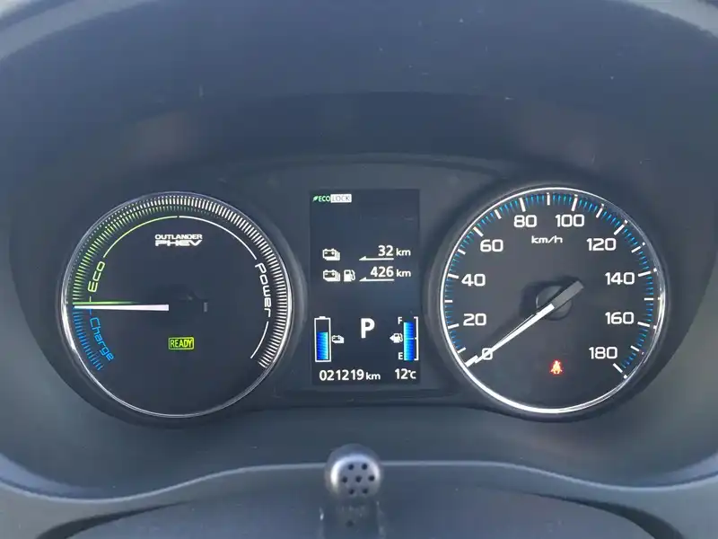 カタログ画像：アウトランダーＰＨＥＶ（OUTLANDER PHEV） Ｍ 2017年10月 DLA-GG2W 2000cc ブラックマイカ 燃費19.2km / l 内装