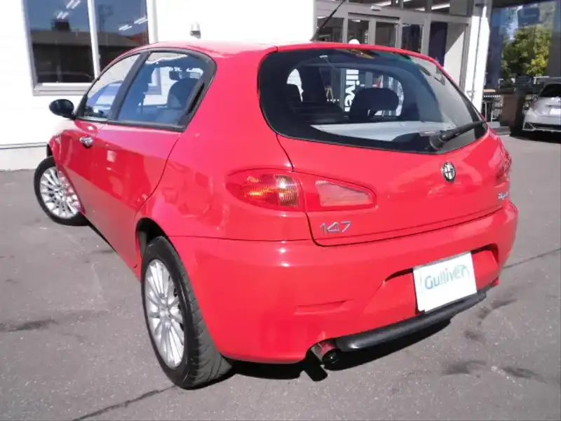 カタログ画像：アルファ１４７（ALFA 147） ＴＩ ２．０ ツインスパーク セレスピード 2005年9月 GH-937AB 2000cc アルファレッド（ソリッドカラー） 燃費9.5km / l  バック