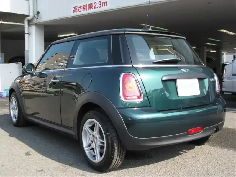 カタログ画像：ＭＩＮＩ（MINI） ワン 2010年3月 CBA-SR16 1600cc ブリティッシュ・レーシング・グリーン（メタリック） 燃費15.4km / l バック