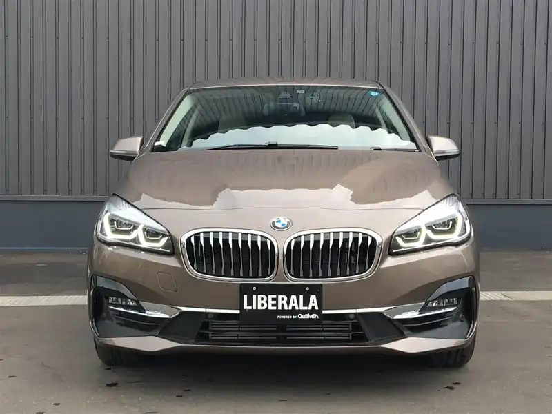 カタログ画像：２シリーズ（2 SERIES） ２１８ｉアクティブツアラー ラグジュアリー 2019年1月 DBA-6S15 1500cc ユーカリ・ベージュ（メタリック・カラー） 燃費16.0km / l フロント