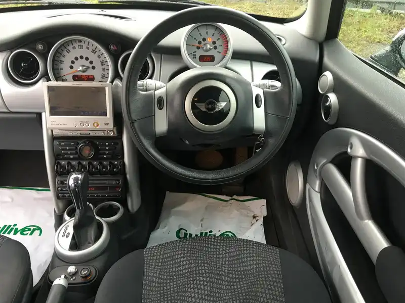 カタログ画像：ＭＩＮＩ（MINI） クーパー 2004年4月 GH-RA16 1600cc インディ・ブルーメタリック 燃費14.4km / l  内装