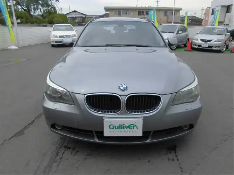 カタログ画像：５シリーズ（5 SERIES） ５２５ｉツーリング 2004年6月 GH-NG25 2500cc チタン・グレーⅡ 燃費8.5km / l  フロント