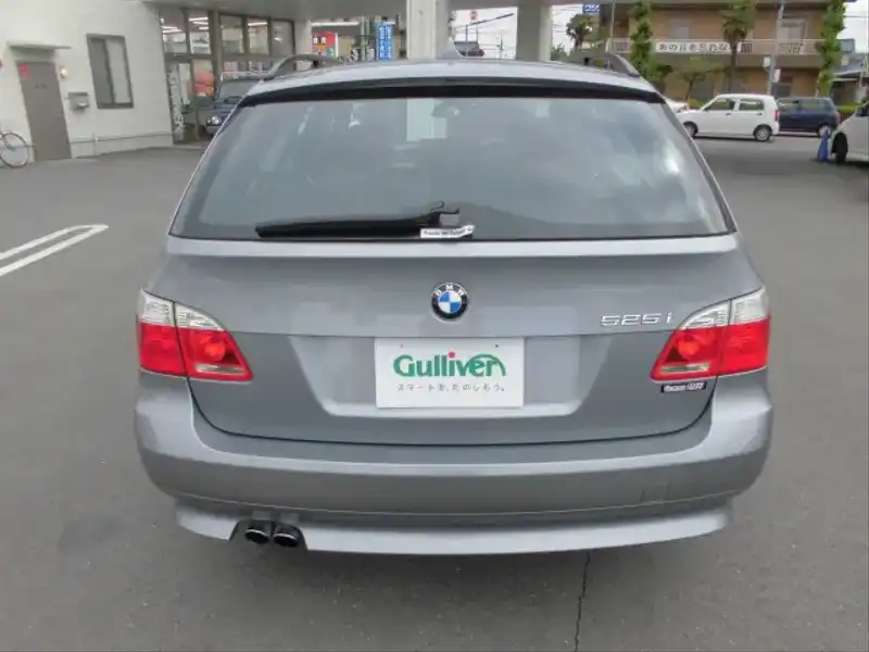 カタログ画像：５シリーズ（5 SERIES） ５２５ｉツーリング 2004年6月 GH-NG25 2500cc チタン・グレーⅡ 燃費8.5km / l  バック