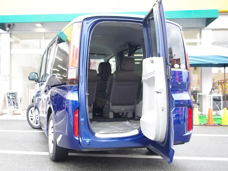 カタログ画像：ステップワゴン（STEPWAGON） Ｂ 2015年4月 DBA-RP2 1500cc コバルトブルー・パール 燃費15.4km / l 内装