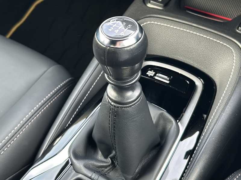 カタログ画像：カローラスポーツ（COROLLASPORT） Ｇ スタイルパッケージ 2020年6月 3BA-NRE210H 1200cc アティチュードブラックマイカ×グレーメタリック 燃費15.8km / l 内装