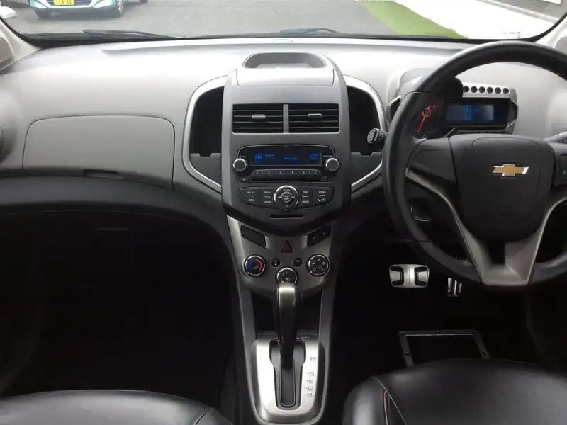 カタログ画像：シボレーソニック（CHEVROLET SONIC） スポーツライン リミテッド 2013年6月 ABA-KT300 1600cc サミットホワイト 燃費10.9km / l 内装