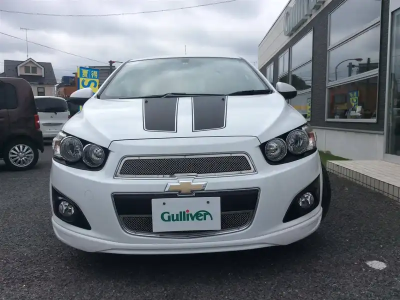 カタログ画像：シボレーソニック（CHEVROLET SONIC） スポーツライン リミテッド 2013年6月 ABA-KT300 1600cc サミットホワイト 燃費10.9km / l フロント