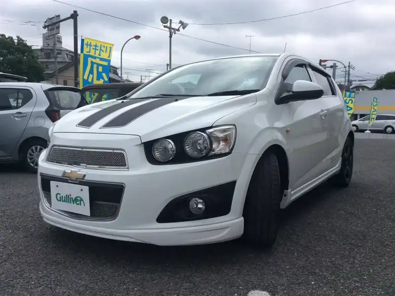 カタログ画像：シボレーソニック（CHEVROLET SONIC） スポーツライン リミテッド 2013年6月 ABA-KT300 1600cc サミットホワイト 燃費10.9km / l フロント