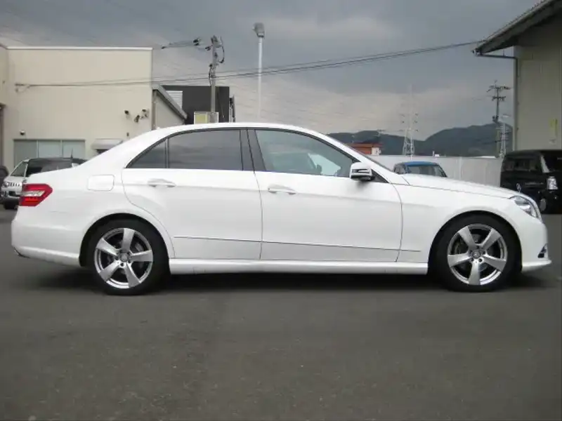 カタログ画像：Ｅクラス（E-CLASS） Ｅ２５０ ブルーエフィシェンシー アバンギャルド 2012年5月 DBA-212047C 1800cc カルサイトホワイト（Ｓ） 燃費12.6km / l 外装