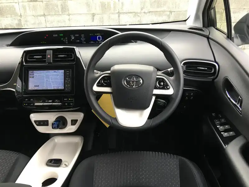 カタログ画像：プリウス（PRIUS） Ａ 2017年11月 DAA-ZVW51 1800cc スティールブロンドメタリック 燃費37.2km / l 内装