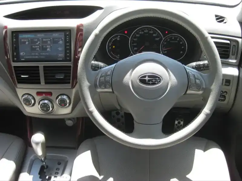 カタログ画像：フォレスター（FORESTER） ２．０ＸＴ プラチナセレクション 2009年12月 DBA-SH5 2000cc サテンホワイト・パール 燃費12.2km / l  内装