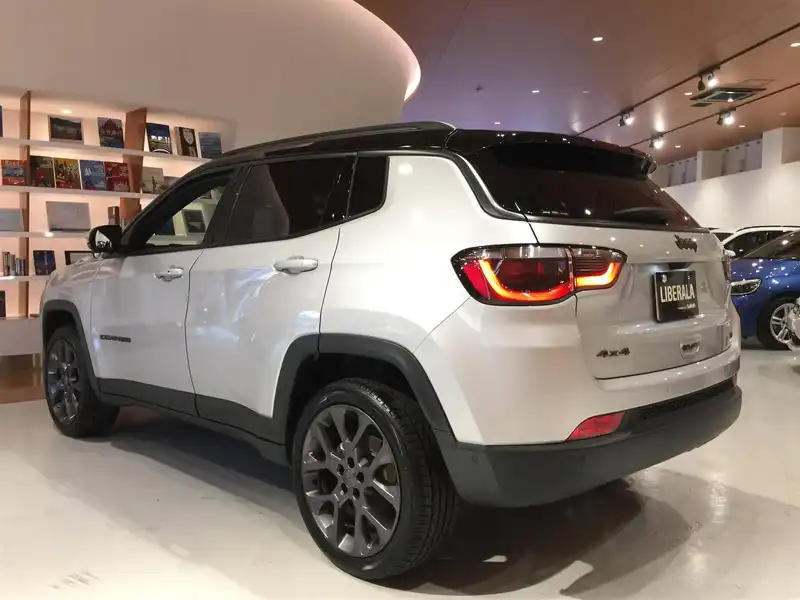 カタログ画像：ジープ・コンパス（JEEP COMPASS） Ｓモデル 2019年10月 ABA-M624 2400cc ヴォーカルホワイトパールコート 燃費11.8km / l バック