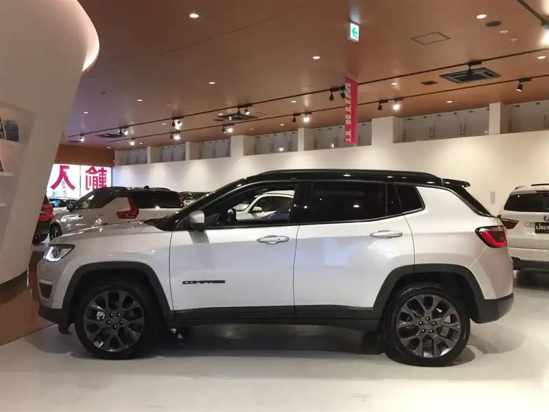 カタログ画像：ジープ・コンパス（JEEP COMPASS） Ｓモデル 2019年10月 ABA-M624 2400cc ヴォーカルホワイトパールコート 燃費11.8km / l 外装