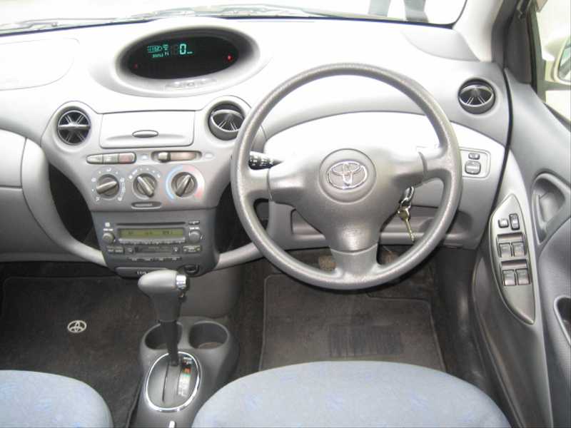 カタログ画像：ヴィッツ（VITZ） Ｆ Ｄパッケージ 2002年8月 UA-NCP15 1300cc 燃費18.2km / l  内装