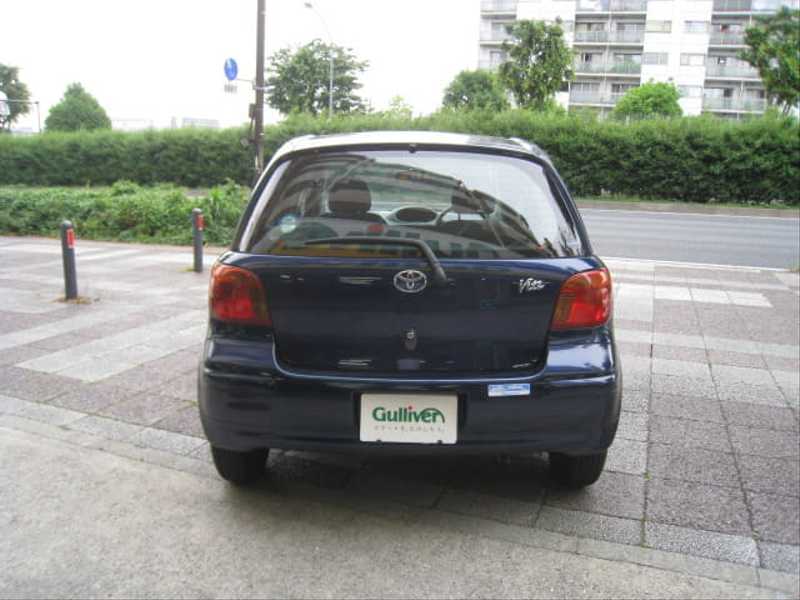 カタログ画像：ヴィッツ（VITZ） Ｆ Ｄパッケージ 2001年12月 UA-SCP10 1000cc ダークブルーマイカメタリック 燃費21.5km / l  バック