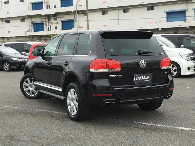 カタログ画像：トゥアレグ（TOUAREG） Ｖ６ シュトルツ 2007年1月 GH-7LBMVS 3200cc ブラックマジックパールエフェクト 燃費7.5km / l  バック