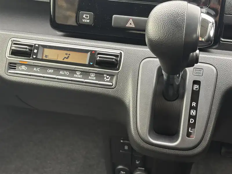 カタログ画像：ワゴンＲカスタムＺ（WAGON R CUSTOM Z） ハイブリッドＺＸ アップグレードパッケージ装着車 2022年8月 5AA-MH95S 660cc ピュアホワイトパール 燃費24.2km / l 内装